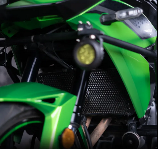 ZANA RADIATOR GUARD(GRILL) BLACK HONEY COMB FOR KAWASAKI VERSYS 650 - AH Helmets