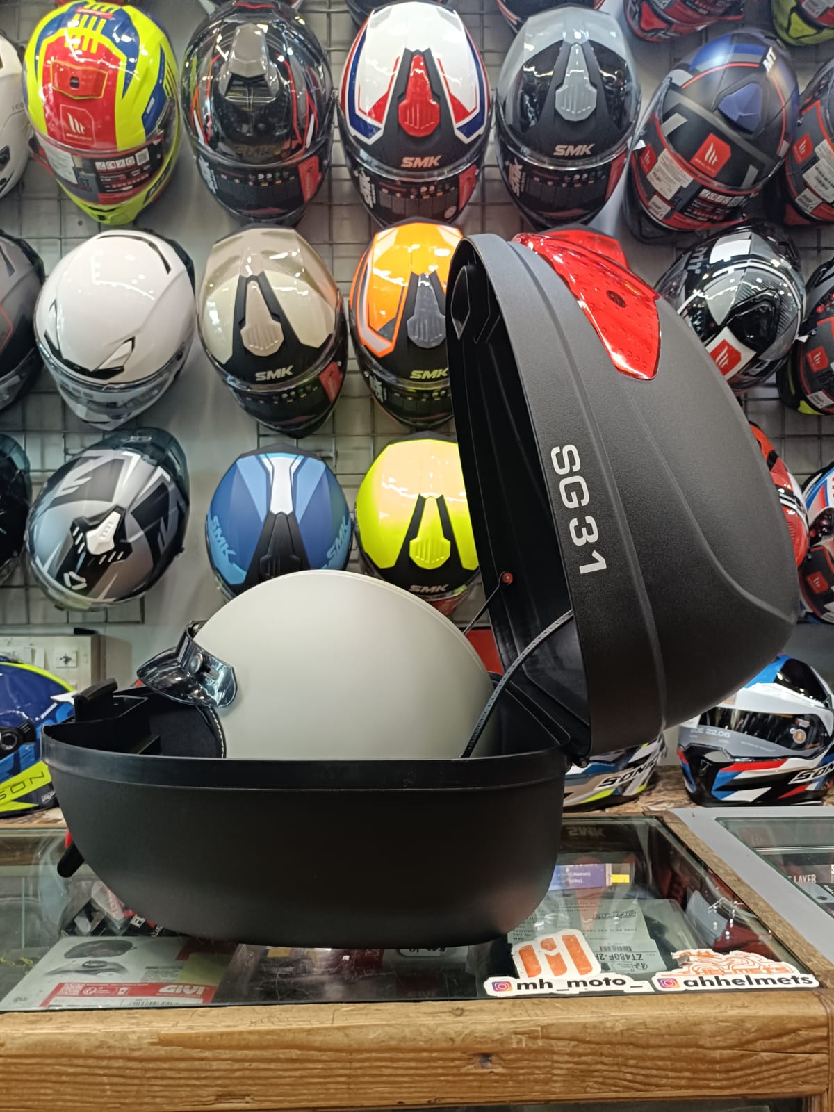 SG-31 Red Reflector Top Box (31 Liters)